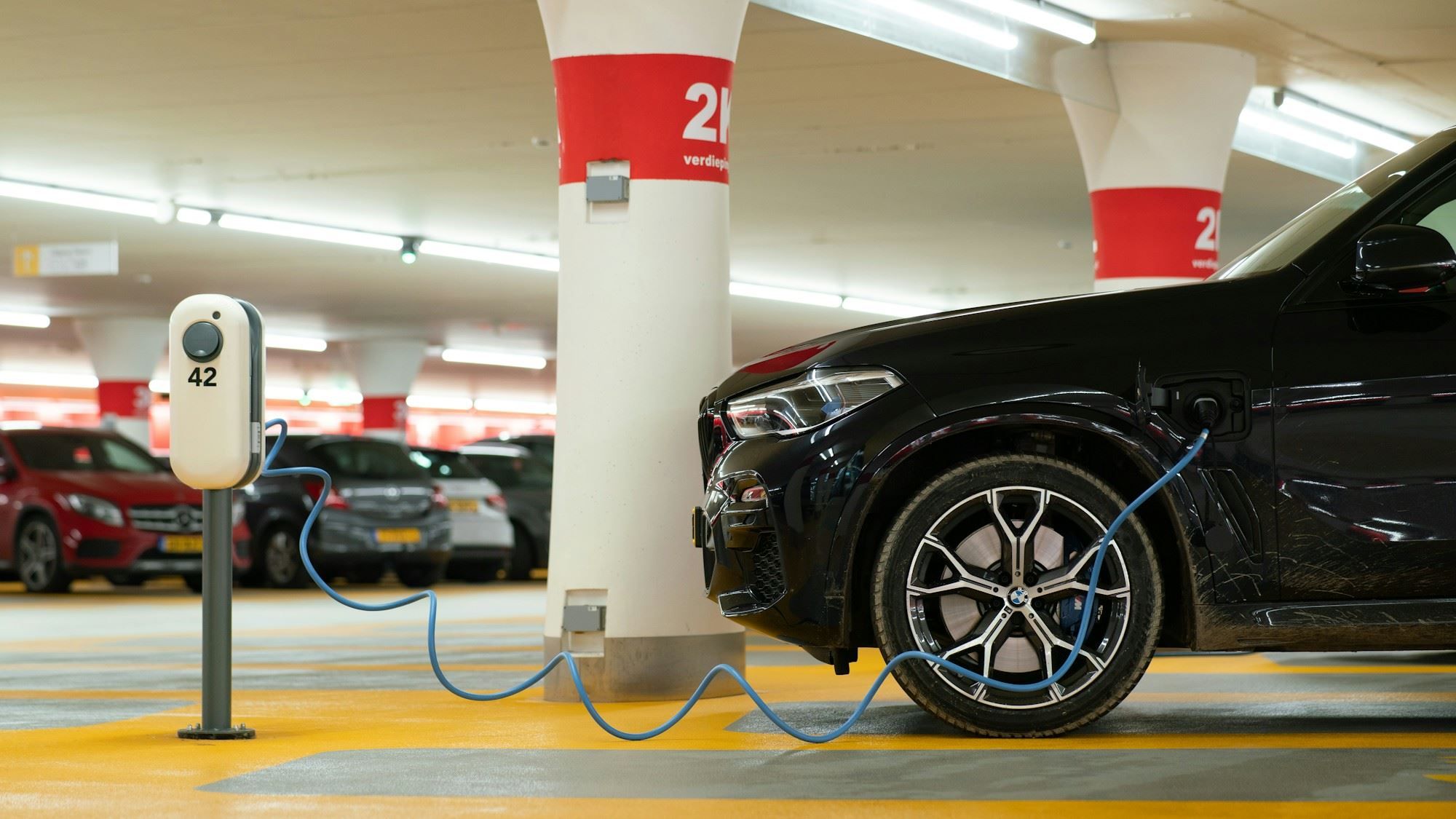 Elektroauto an einer Ladesäule im Parkhaus