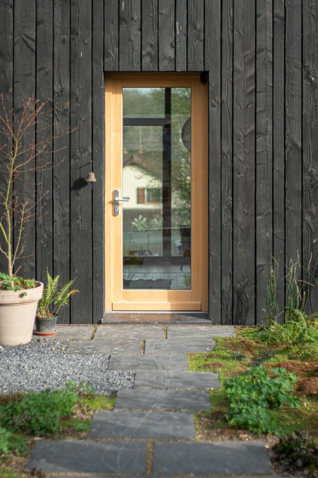 Haustür mit Glaseinsatz und Holzrahmen